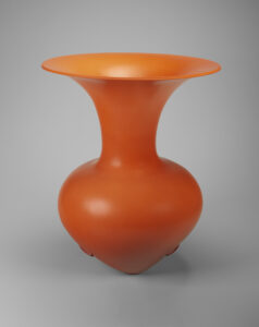 Magdalene Odundo, Terdrop I, 1996, terracotta and slip. Coutesy Art Institute Chicagoa & Aware Women-Artists